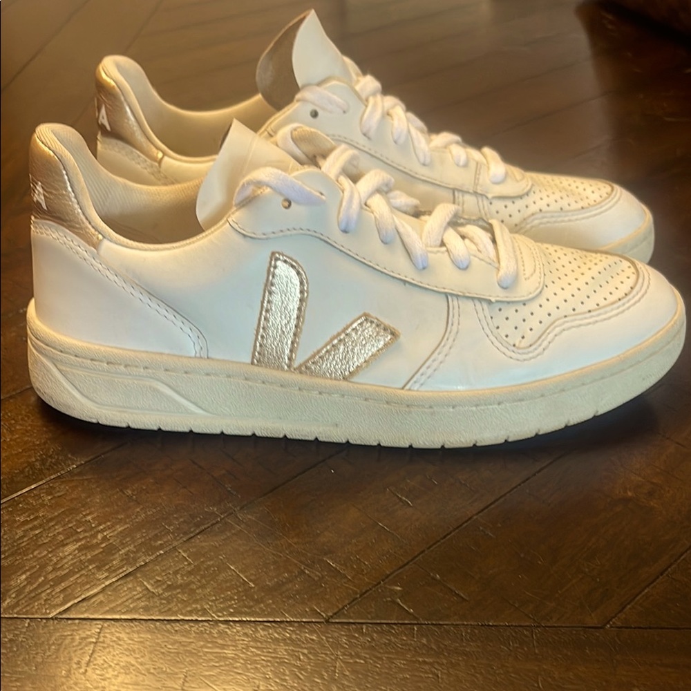Veja V-10 Sneaker in off white & gold Sz 7